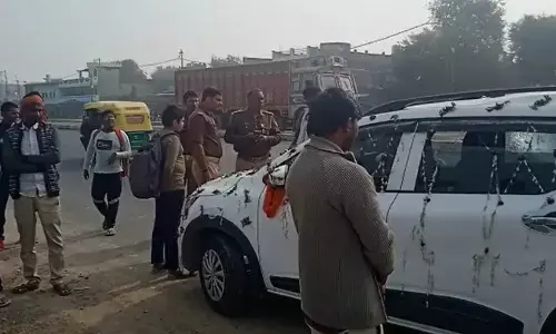 चंदौली में दुल्हा दुल्हन की कार ट्रक से भिड़ी, बाल-बाल बचे कार सवार चंदौली में दुल्हा दुल्हन की कार ट्रक से भिड़ी, बाल-बाल बचे कार सवार