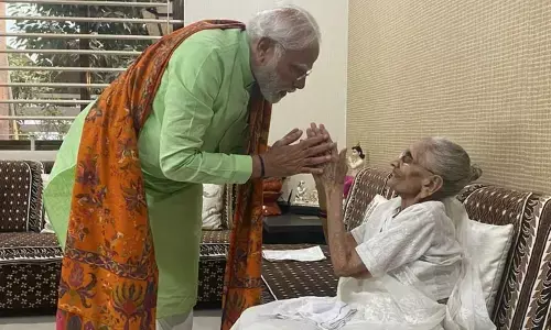 Gujarat Election: गांधीनगर में मां हीराबेन से मिले PM मोदी, लिया आशीर्वाद।कल अहमदाबाद में डालेंगे वोट