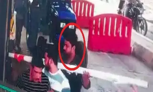 वाराणसी के डाफी टोल प्लाजा पर मिर्जापुर के विधायक समर्थकों ने कि कर्मचारियों से बदसलूकी! बिना टैक्स के 120 गाड़ियों को कराया पार.... वाराणसी के डाफी टोल प्लाजा पर मिर्जापुर के विधायक समर्थकों ने कि कर्मचारियों से बदसलूकी! बिना टैक्स के 120 गाड़ियों को कराया पार....