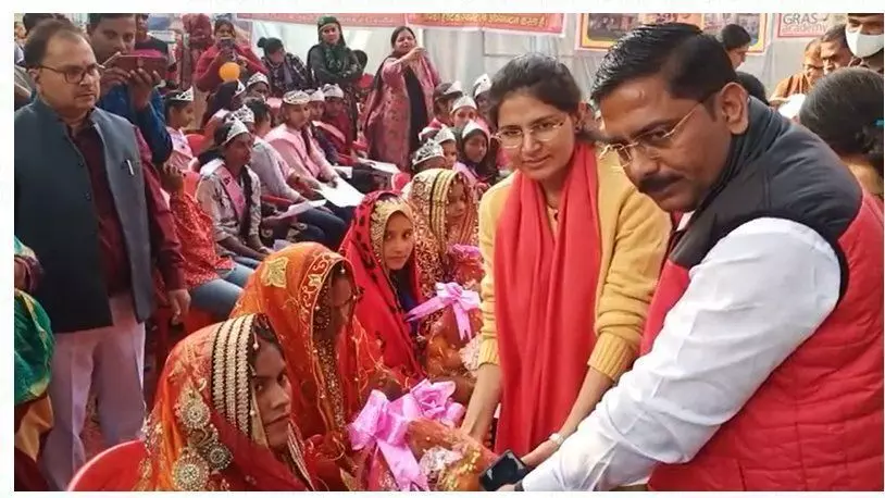 चंदौली प्रशासन आपके द्वार अभियान के अंतर्गत विकास खंड परिसर में जनसंपर्क/जन चौपाल का किया आयोजन चंदौली प्रशासन आपके द्वार अभियान के अंतर्गत विकास खंड परिसर में जनसंपर्क/जन चौपाल का किया आयोजन