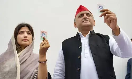 मैनपुरी उपचुनाव Live: अखिलेश-डिंपल ने डाला वोट, लगाया आरोप- लोगों को वोट नहीं डालने दे रही पुलिस मैनपुरी उपचुनाव Live: अखिलेश-डिंपल ने डाला वोट, लगाया आरोप- लोगों को वोट नहीं डालने दे रही पुलिस