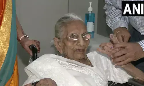 Gujarat Election LIVE : 11 बजे तक 19.17 फीसदी मतदान, पीएम मोदी की मां हीराबेन ने गांधीनगर में डाला वोट