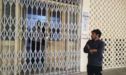 बीएचयू के छात्रों ने शोध प्रवेश परीक्षा में धांधली का आरोप लगाकर हिंदी विभाग को किया बंद! शिक्षक समझाने में जुटे... बीएचयू के छात्रों ने शोध प्रवेश परीक्षा में धांधली का आरोप लगाकर हिंदी विभाग को किया बंद! शिक्षक समझाने में जुटे...