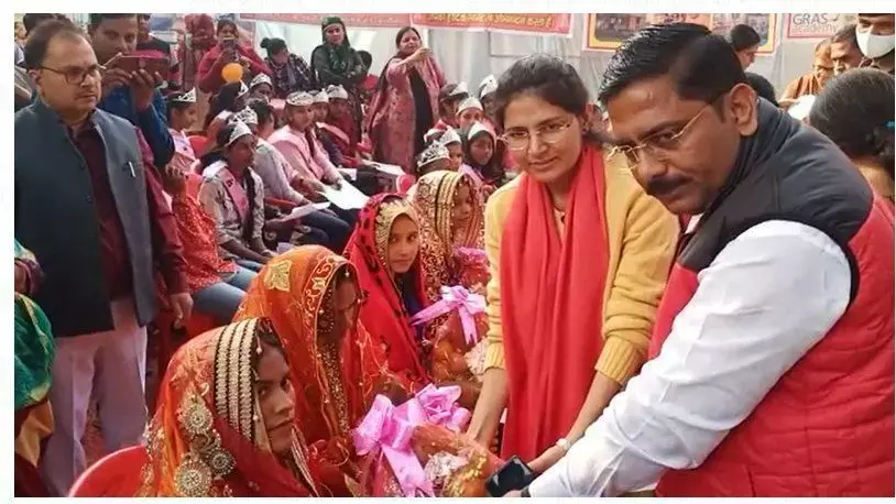 चंदौली प्रशासन आपके द्वार अभियान के अंतर्गत विकास खंड परिसर में जनसंपर्क/जन चौपाल का किया आयोजन