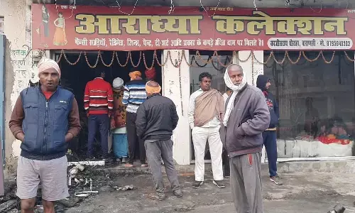 आग लग जाने से साड़ी व्यापारी का हुआ लाखों का नुकसान! आग लग जाने से साड़ी व्यापारी का हुआ लाखों का नुकसान!