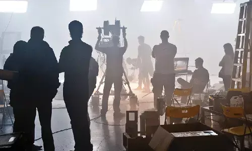 इस एक्टर के Film Set पर हुआ बड़ा हादसा! 20 फुट की ऊंचाई से गिरकर युवक की हुई मौत इस एक्टर के Film Set पर हुआ बड़ा हादसा! 20 फुट की ऊंचाई से गिरकर युवक की हुई मौत