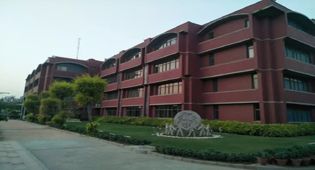 दिल्ली के इस जाने-माने स्कूल को मनमानी फीस बढ़ाना पड़ा भारी, सरकार ने रद्द की मान्यता...छात्रों-शिक्षकों पर क्या होगा असर? दिल्ली के इस जाने-माने स्कूल को मनमानी फीस बढ़ाना पड़ा भारी, सरकार ने रद्द की मान्यता...छात्रों-शिक्षकों पर क्या होगा असर?