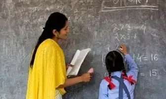 जिले में नियुक्त एक शिक्षक तीन राज्य में कर रहा था नौकरी, सूचना पर मचा हड़कंप और रोका गया वेतन! जिले में नियुक्त एक शिक्षक तीन राज्य में कर रहा था नौकरी, सूचना पर मचा हड़कंप और रोका गया वेतन!