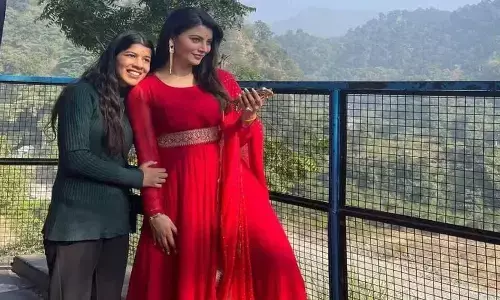 Urvashi Rautela : अभिनेत्री उर्वशी रौतेला शादी में पहुंची अपने गांव, पहाड़ में किये सिद्धबली मंदिर के दर्शन Urvashi Rautela : अभिनेत्री उर्वशी रौतेला शादी में पहुंची अपने गांव, पहाड़ में किये सिद्धबली मंदिर के दर्शन