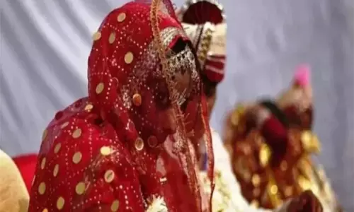 3 बच्चों की मां ने 19 साल छोटे प्रेमी से रचाई शादी: थाने में लिए फेरे, थानेदार ने दी दावत 3 बच्चों की मां ने 19 साल छोटे प्रेमी से रचाई शादी: थाने में लिए फेरे, थानेदार ने दी दावत