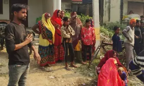 आजमगढ़ में ट्रक ने बाइक को पीछे से रौंदा, 2 महिलाओ की मौत