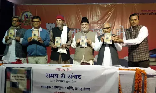 सरकार ने जनता के खिलाफ युद्ध छेड़ा हुआ है - हिमांशु कुमार प्रख्यात मानवधिकार कार्यकर्ता सरकार ने जनता के खिलाफ युद्ध छेड़ा हुआ है - हिमांशु कुमार प्रख्यात मानवधिकार कार्यकर्ता