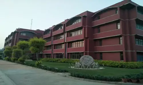 दिल्ली के इस जाने-माने स्कूल को मनमानी फीस बढ़ाना पड़ा भारी, सरकार ने रद्द की मान्यता...छात्रों-शिक्षकों पर क्या होगा असर? दिल्ली के इस जाने-माने स्कूल को मनमानी फीस बढ़ाना पड़ा भारी, सरकार ने रद्द की मान्यता...छात्रों-शिक्षकों पर क्या होगा असर?