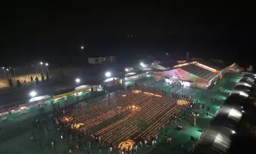 काशी में मना प्रसिद्ध कार्तिकई दीपम उत्सव! हजारों दीपक की रोशनी से जगमग हो उठा बीएचयू... काशी में मना प्रसिद्ध कार्तिकई दीपम उत्सव! हजारों दीपक की रोशनी से जगमग हो उठा बीएचयू...