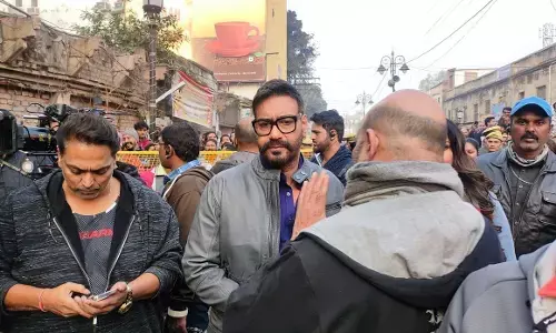 लाइट कैमरा एक्शन के बीच वाराणसी के गोदौलिया चौराहे पर अजय देवगन ने की शूटिंग! एक झलक पाने के लिए प्रशंसक दिखे बेताब..... लाइट कैमरा एक्शन के बीच वाराणसी के गोदौलिया चौराहे पर अजय देवगन ने की शूटिंग! एक झलक पाने के लिए प्रशंसक दिखे बेताब.....
