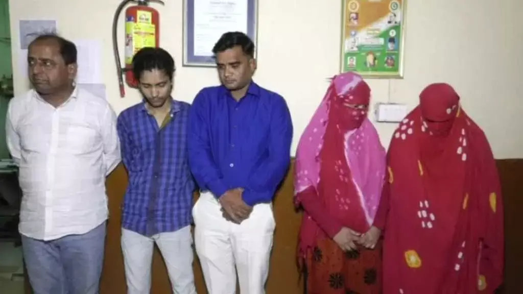 किराए के फ्लैट में चल रहा था जिस्मफरोशी का धंधा, मुख्य संचालक सहित 2 महिला और 3 ग्राहक गिरफ्तार किराए के फ्लैट में चल रहा था जिस्मफरोशी का धंधा, मुख्य संचालक सहित 2 महिला और 3 ग्राहक गिरफ्तार