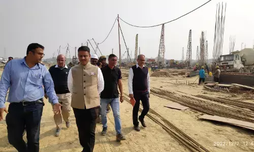 वाराणसी: जब जिलाधिकारी एस. राजलिंगम परियोजनाओं के निरीक्षण करने अचानक करखियांव में अमूल की निर्माणाधीन फैक्ट्री जा पहुंचे