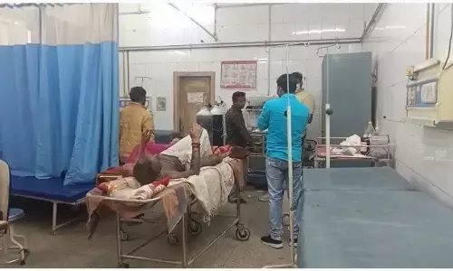 चंदौली में युवक ने अपने शरीर पर पेट्रोल डालकर लगाई आग, आत्महत्या की में कोशिश,जिला अस्पताल में इलाज जारी चंदौली में युवक ने अपने शरीर पर पेट्रोल डालकर लगाई आग, आत्महत्या की में कोशिश,जिला अस्पताल में इलाज जारी
