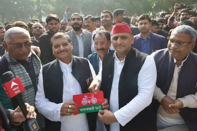 अखिलेश ने शिवपाल को सौंपा सपा का झंडा, शिवपाल की प्रसपा का सपा में विलय अखिलेश ने शिवपाल को सौंपा सपा का झंडा, शिवपाल की प्रसपा का सपा में विलय
