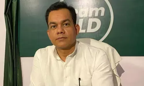 क़िस्मत हरा दे तो अलग बात है बाक़ी गुलेलों से बाज नहीं मरा करते -अनुपम मिश्रा क़िस्मत हरा दे तो अलग बात है बाक़ी गुलेलों से बाज नहीं मरा करते -अनुपम मिश्रा