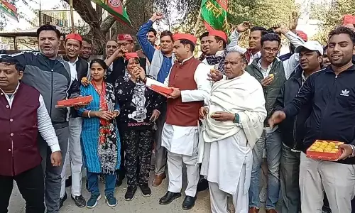 डिंपल यादव की इतिहासिक जीत पर सपा कार्यकर्ताओं ने बांटी मिठाईयां डिंपल यादव की इतिहासिक जीत पर सपा कार्यकर्ताओं ने बांटी मिठाईयां