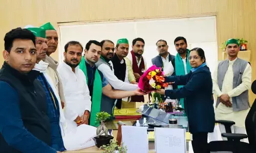 नवनियुक्त कमिश्नर लक्ष्मी सिंह से मिला किसान संगठन नवनियुक्त कमिश्नर लक्ष्मी सिंह से मिला किसान संगठन