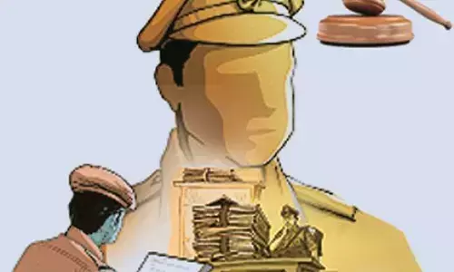 वर्दी पर सिपाही ने लगाया दाग आधी रात को रंगरेलियां मानते पकड़ा गया सिपाही