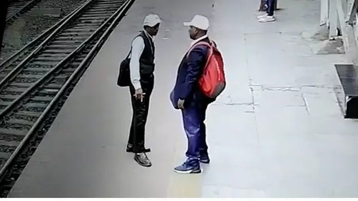 खड़गपुर रेलवे स्टेशन के प्लेटफॉर्म पर खड़े इन दो टीटीई के ऊपर गिरा तार, वीडियो देखकर उड  जाएंगे होश