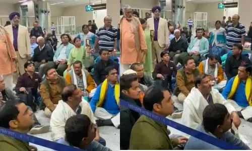 Watch Video : वाराणसी एयरपोर्ट पर यात्रियों ने किया बवाल, 12 घंटे की देरी से आया स्पाइस जेट का विमान, यात्री बोले- नाश्ता और खाने कौन देगा! Watch Video : वाराणसी एयरपोर्ट पर यात्रियों ने किया बवाल, 12 घंटे की देरी से आया स्पाइस जेट का विमान, यात्री बोले- नाश्ता और खाने कौन देगा!
