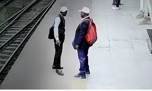 खड़गपुर रेलवे स्टेशन के प्लेटफॉर्म पर खड़े इन दो टीटीई के ऊपर गिरा तार, वीडियो देखकर उड  जाएंगे होश