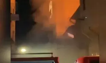 नोएडा के एक रेस्तरां में लगी भीषण आग,फंसे चार लोगों को सकुशल निकाला गया नोएडा के एक रेस्तरां में लगी भीषण आग,फंसे चार लोगों को सकुशल निकाला गया