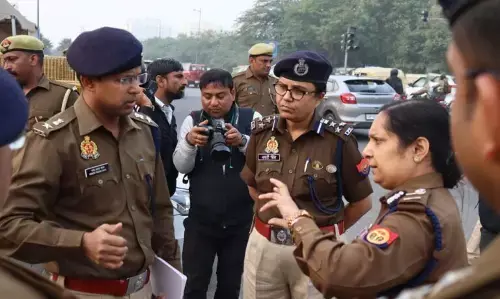 कमिश्नर लक्ष्मी सिंह ने पीआरओ समेत तीन पुलिसकर्मी निलंबित, जांच के दिए आदेश कमिश्नर लक्ष्मी सिंह ने पीआरओ समेत तीन पुलिसकर्मी निलंबित, जांच के दिए आदेश