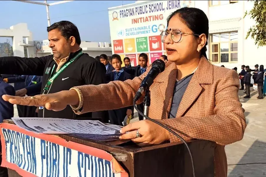 यातायात के नियमों का पालन करने के लिए प्रज्ञान स्कूल में ली गयी शपथ