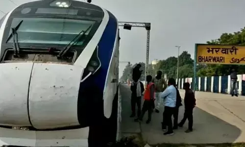 कौशाम्बी में अचानक से रुकी तेज रफ्तार वंदे भारत एक्सप्रेस ट्रेन,यात्रियों में मची अफरा तफरी कौशाम्बी में अचानक से रुकी तेज रफ्तार वंदे भारत एक्सप्रेस ट्रेन,यात्रियों में मची अफरा तफरी