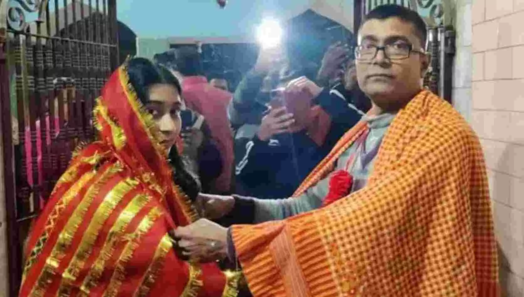 50 साल के गुरु जी ने 20 साल की शिष्या से मंदिर में रचाई शादी...शादी का वीडियो सोशल मीडिया पर वायरल 50 साल के गुरु जी ने 20 साल की शिष्या से मंदिर में रचाई शादी...शादी का वीडियो सोशल मीडिया पर वायरल