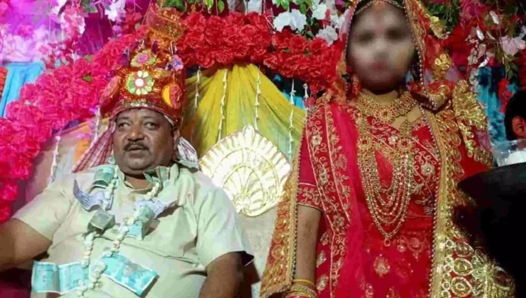 धर्म बदलकर बना फर्जी पुलिसवाला..फिर नाबालिग से शादी रचाने लगा, लेकिन मंडप पर ही खुल गई पोल धर्म बदलकर बना फर्जी पुलिसवाला..फिर नाबालिग से शादी रचाने लगा, लेकिन मंडप पर ही खुल गई पोल