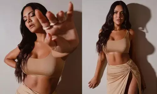 Esha Gupta ने पहनी ऐसी स्कर्ट सोचा भी नहीं सकते, वीडियो देखने से पहले संभाल लें दिल Esha Gupta ने पहनी ऐसी स्कर्ट सोचा भी नहीं सकते, वीडियो देखने से पहले संभाल लें दिल