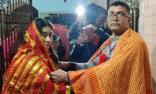 50 साल के गुरु जी ने 20 साल की शिष्या से मंदिर में रचाई शादी...शादी का वीडियो सोशल मीडिया पर वायरल 50 साल के गुरु जी ने 20 साल की शिष्या से मंदिर में रचाई शादी...शादी का वीडियो सोशल मीडिया पर वायरल