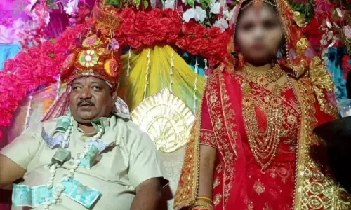 धर्म बदलकर बना फर्जी पुलिसवाला..फिर नाबालिग से शादी रचाने लगा, लेकिन मंडप पर ही खुल गई पोल धर्म बदलकर बना फर्जी पुलिसवाला..फिर नाबालिग से शादी रचाने लगा, लेकिन मंडप पर ही खुल गई पोल
