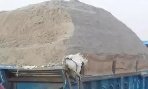 अयोध्या में खनन निरीक्षक को ट्रैक्टर से कुचलने का प्रयास अयोध्या में खनन निरीक्षक को ट्रैक्टर से कुचलने का प्रयास