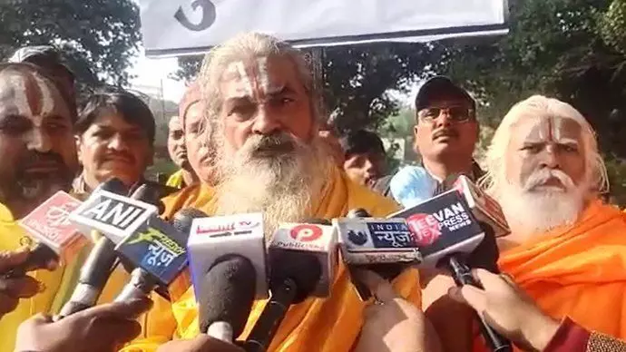 Prayagraj News: भरद्वाज पार्क में अश्लीलता को बंद कराने एवं मूल स्वरूप आश्रम में लाने को साधु संतों का प्रदर्शन