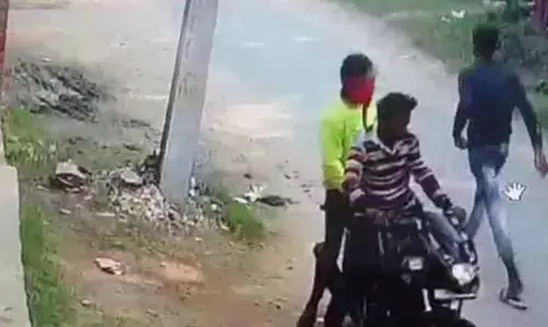 महिला से रोककर बात किया फिर लूट लिया मोबाइल फोन