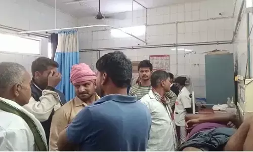 दूध लेकर जा रही पिकअप टायर फटने से पलटी, आधा दर्जन से अधिक घायल,जिला अस्पताल में इलाज जारी दूध लेकर जा रही पिकअप टायर फटने से पलटी, आधा दर्जन से अधिक घायल,जिला अस्पताल में इलाज जारी