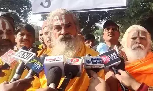 Prayagraj News: भरद्वाज पार्क में अश्लीलता को बंद कराने एवं मूल स्वरूप आश्रम में लाने को साधु संतों का प्रदर्शन Prayagraj News: भरद्वाज पार्क में अश्लीलता को बंद कराने एवं मूल स्वरूप आश्रम में लाने को साधु संतों का प्रदर्शन