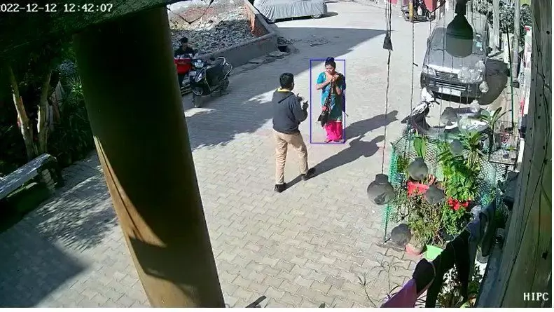 गाजियाबाद में दिनदहाड़े महिला के साथ दिया लूट को अंजाम, वीडियो आया सामने