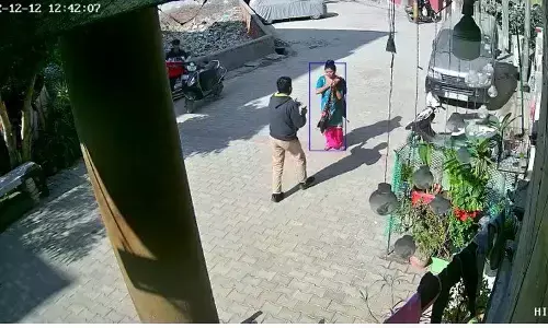 गाजियाबाद में दिनदहाड़े महिला के साथ दिया लूट को अंजाम, वीडियो आया सामने गाजियाबाद में दिनदहाड़े महिला के साथ दिया लूट को अंजाम, वीडियो आया सामने