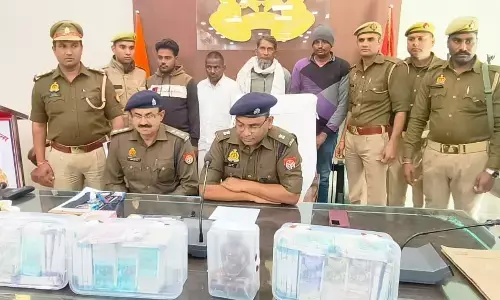 बिजनौर में 4 ठगों को लाखों रुपये नकद समेत पीली धातु हुई बरामद, इस तरह करते थे ठगी बिजनौर में 4 ठगों को लाखों रुपये नकद समेत पीली धातु हुई बरामद, इस तरह करते थे ठगी