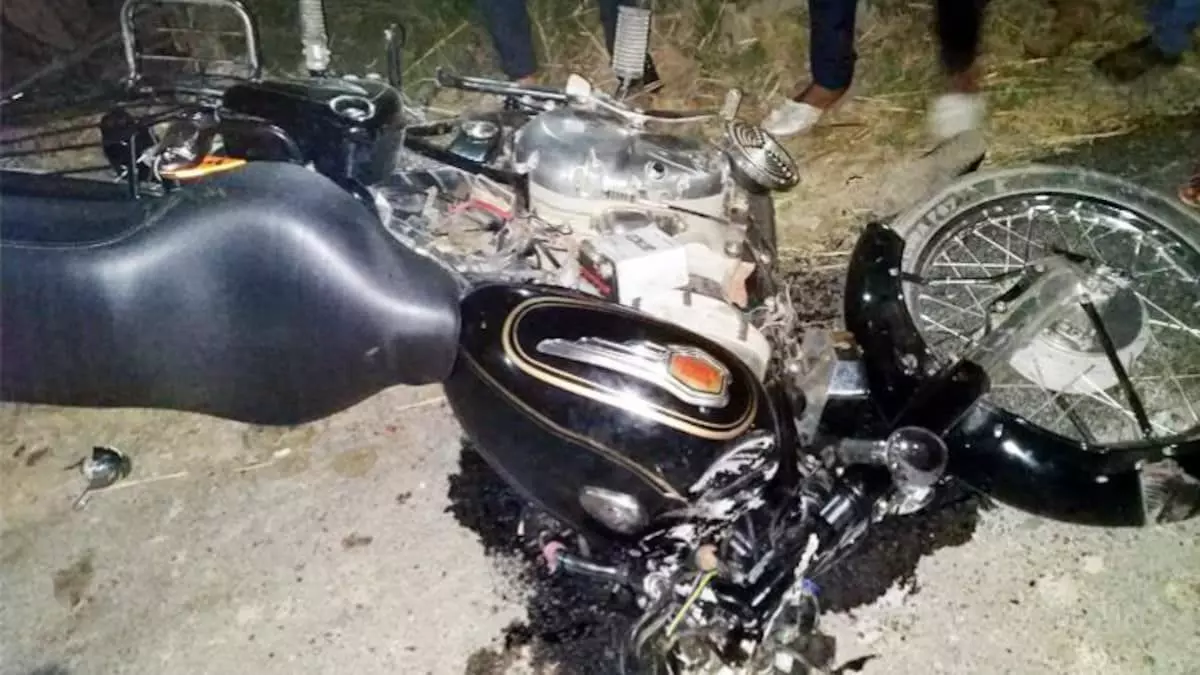 बस की टक्कर से मोटरसाइकिल सवार दो युवकों की मौत