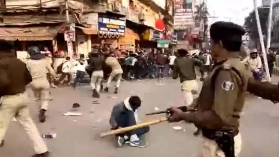 बिहार : TET, CTET पास अभ्यर्थी नौकरी की मांग को लेकर पटना में कर रहे थे प्रदर्शन, पुलिस ने दौड़ा-दौड़ा कर पीटा, VIDEO बिहार : TET, CTET पास अभ्यर्थी नौकरी की मांग को लेकर पटना में कर रहे थे प्रदर्शन, पुलिस ने दौड़ा-दौड़ा कर पीटा, VIDEO