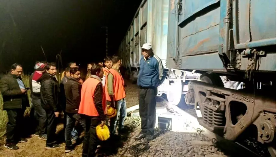 कौशांबी में बड़ा रेल हादसा टला, मालगाड़ी हुई डिरेल